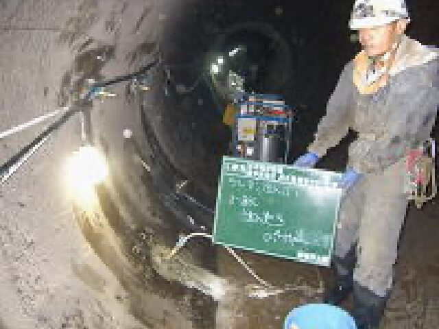水路トンネル内にて湧水箇所に注入用プラグを取り付け専用低圧注入機を使用してのウレタン止水注入