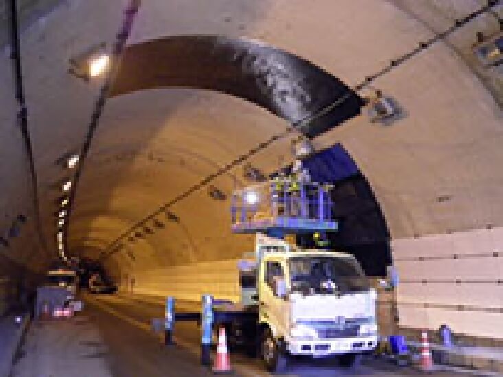 トンネル内の剥落防止工