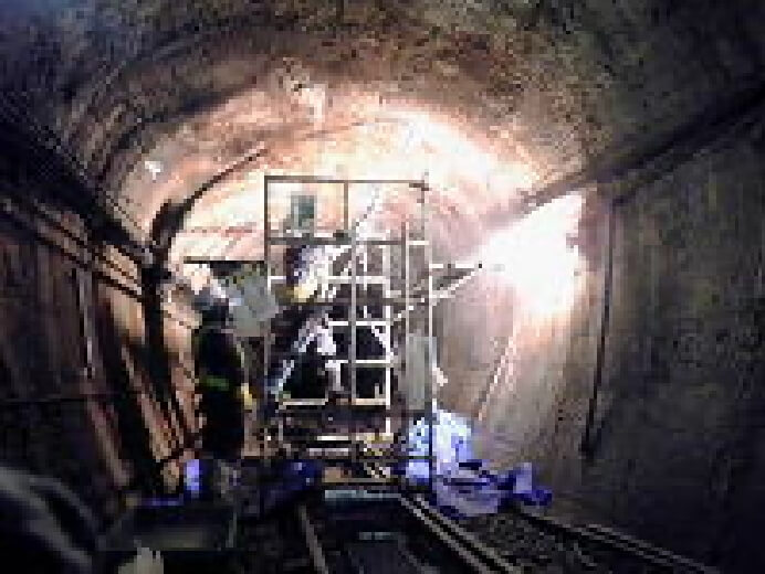 トンネル内での人力さく岩状況
